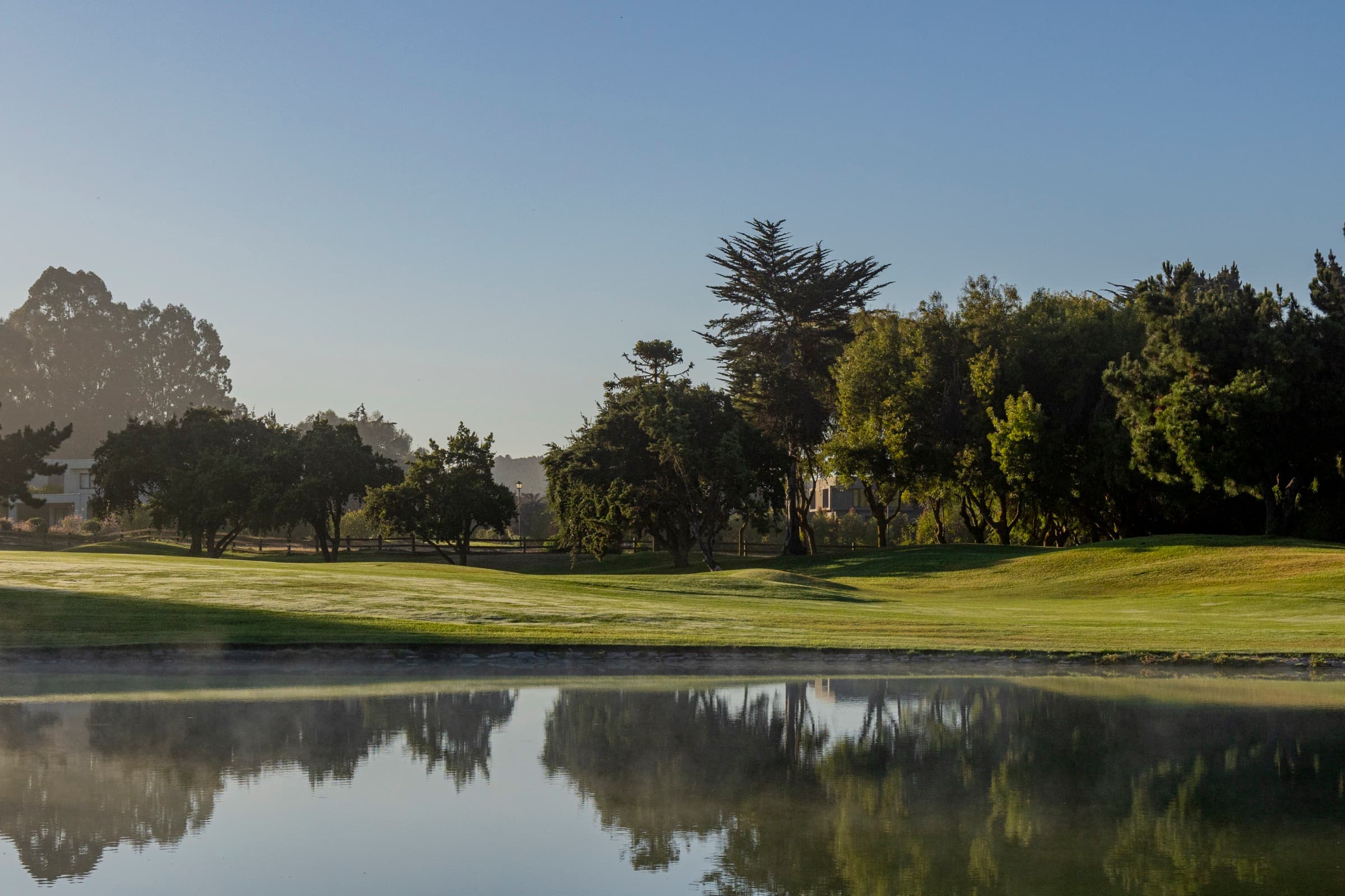 Amanecer sobre la laguna del campo de golf