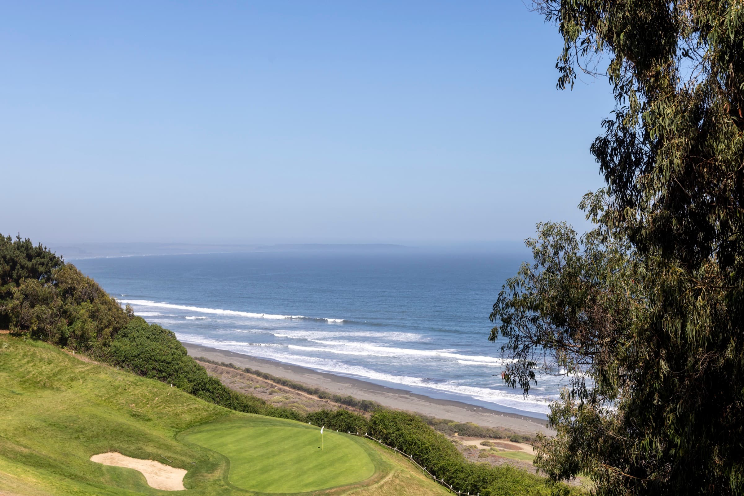 Campo de golf con vista al océano Pacífico